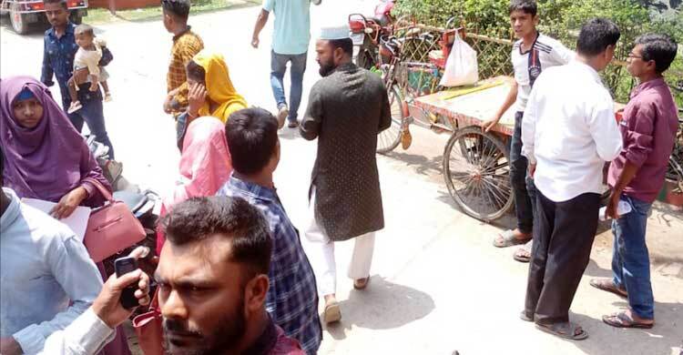 লাইনে দাঁড়াতে বলায় নির্বাচন কর্মকর্তা লাঞ্ছিত, মোবাইল ভাঙচুর